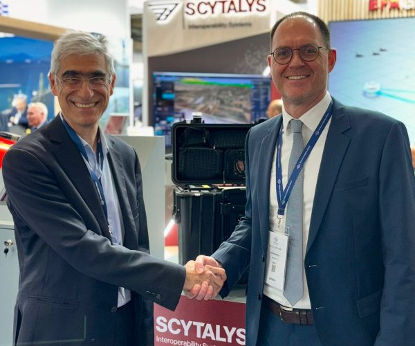 Ο Γ.Κατινιώτης με τον Γ.Μενεξή μετά την υπογραφή της συμφωνίας, μπροστά από τη φορητή συσκευή Edge Cloud στη DEFEA 2025 Ο Γ.Κατινιώτης με τον Γ.Μενεξή μετά την υπογραφή της συμφωνίας, μπροστά από τη φορητή συσκευή Edge Cloud στη DEFEA 2025